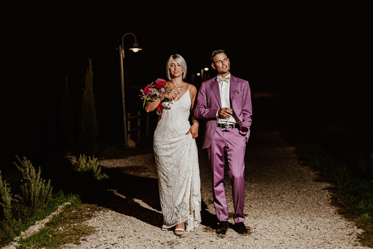 Matrimonio boho-chic da favola nel Monferrato. Fotografo matrimonio Monferrato. Matrimonio a Molare. Agriturismo "A Modo Mio" Ricevimento. Ritratto degli sposi di notte fuori