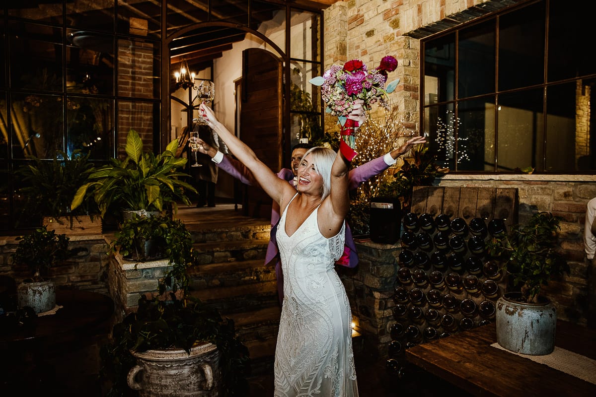 Matrimonio boho-chic da favola nel Monferrato. Fotografo matrimonio Monferrato. Matrimonio a Molare. Agriturismo "A Modo Mio" Ricevimento. Sposi entrano in sala.