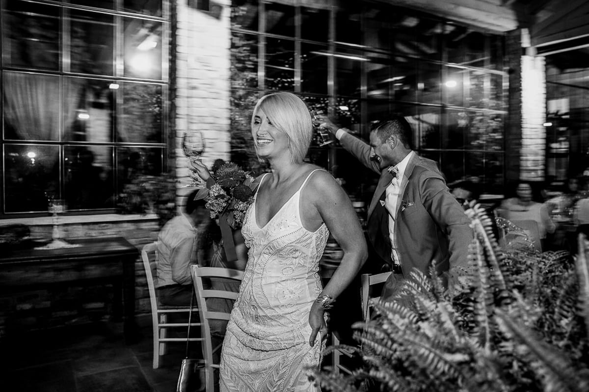 Matrimonio boho-chic da favola nel Monferrato. Fotografo matrimonio Monferrato. Matrimonio a Molare. Agriturismo "A Modo Mio" Ricevimento. Sposi entrano in sala.