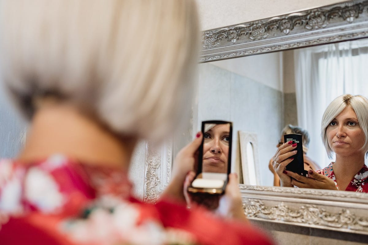 Matrimonio boho-chic da favola nel Monferrato. Matrimonio a Molare. Agriturismo "A Modo Mio". Preparazione della sposa.La sposa si trucca da sola in bagno.