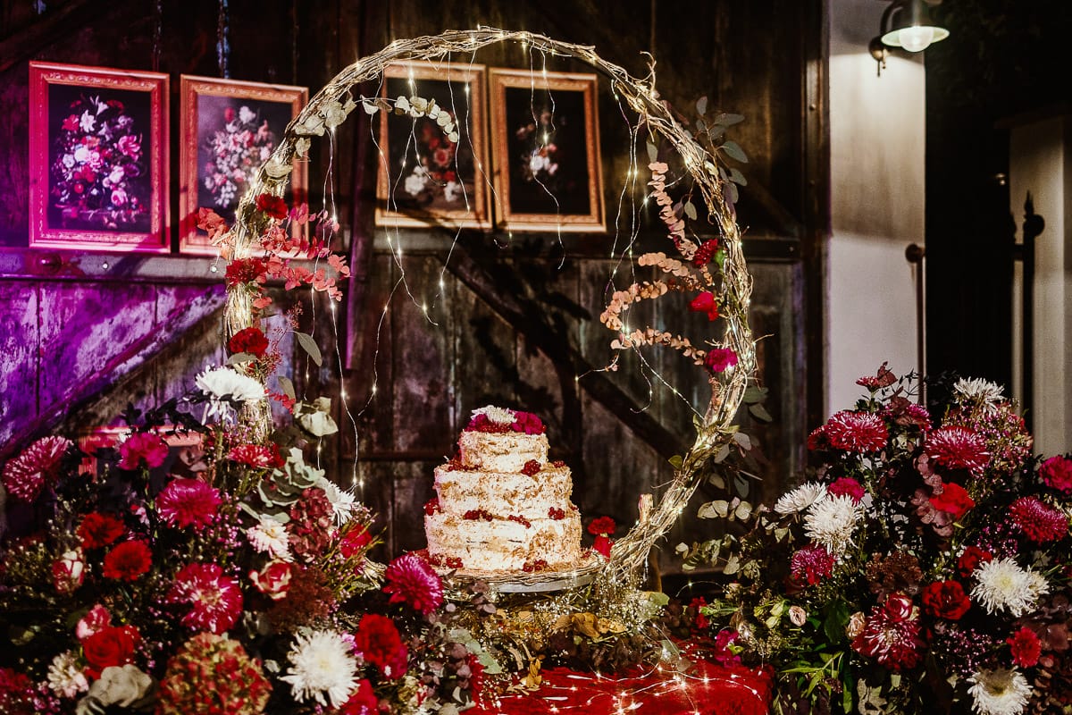 Matrimonio boho-chic da favola nel Monferrato. Fotografo matrimonio Monferrato. Matrimonio a Molare. Agriturismo "A Modo Mio" Ricevimento. Taglio torta. Torta e allestimento floreale.
