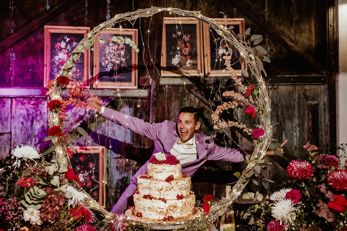 Matrimonio boho-chic da favola nel Monferrato. Fotografo matrimonio Monferrato. Matrimonio a Molare. Agriturismo "A Modo Mio" Ricevimento. Taglio torta. Torta e allestimento floreale. sposo si diverte.