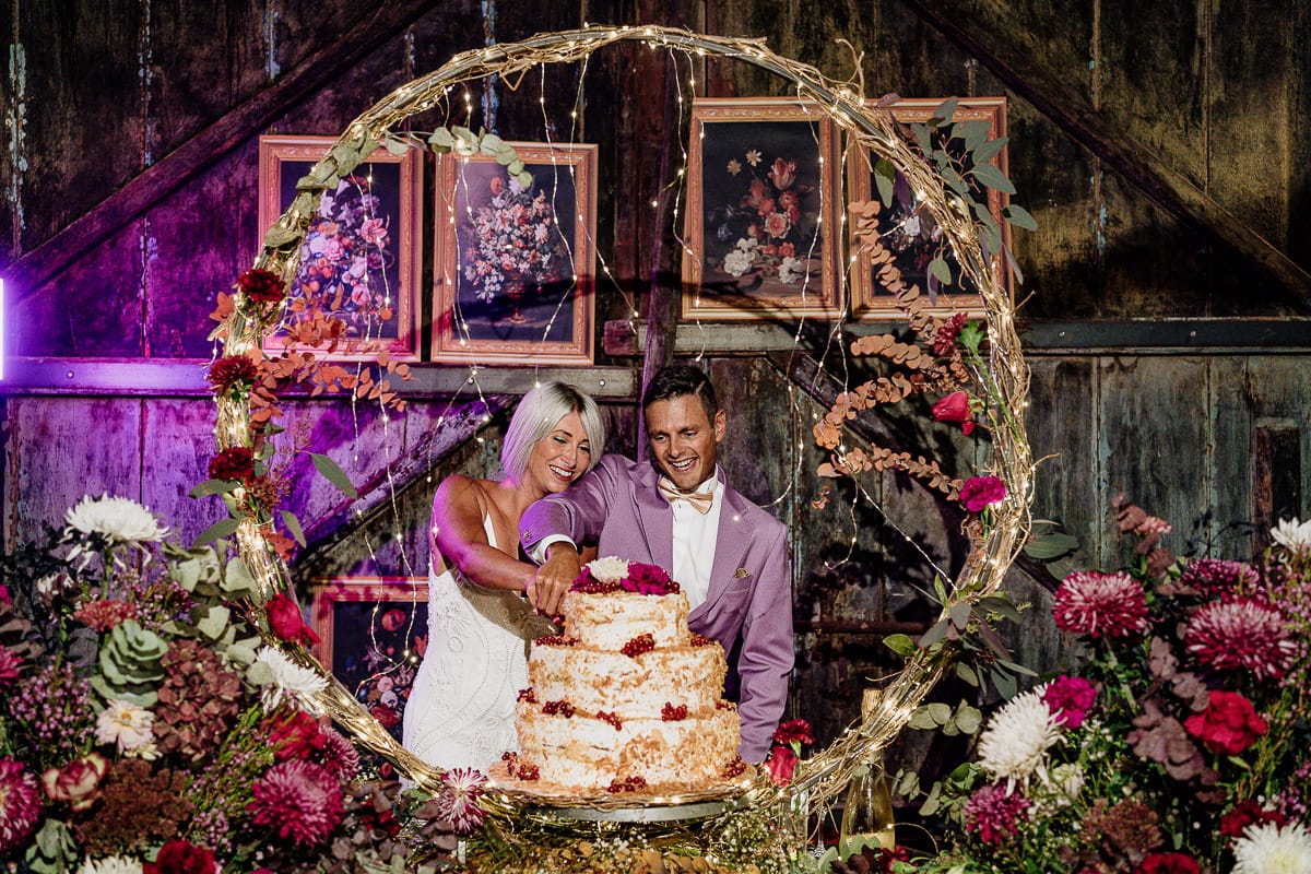 Matrimonio boho-chic da favola nel Monferrato. Fotografo matrimonio Monferrato. Matrimonio a Molare. Agriturismo "A Modo Mio" Ricevimento. Taglio torta. Torta e allestimento floreale.
