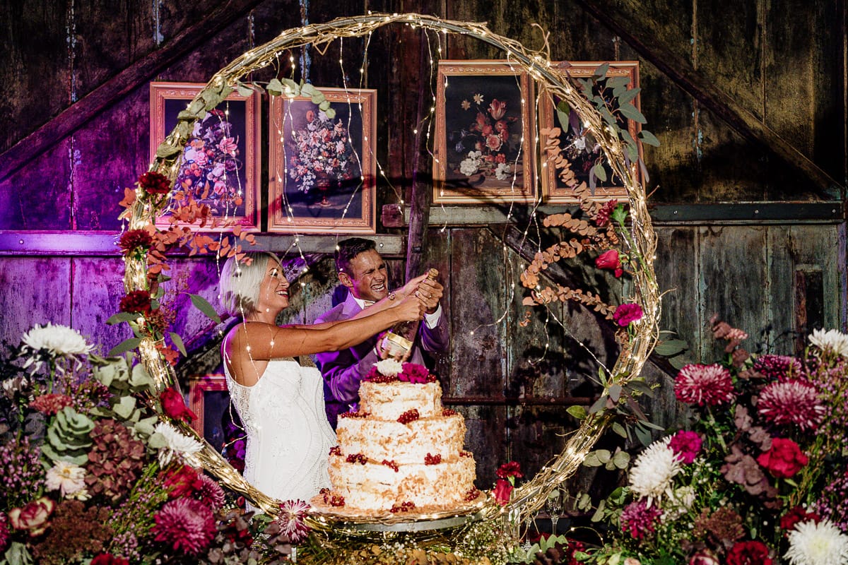 Matrimonio boho-chic da favola nel Monferrato. Fotografo matrimonio Monferrato. Matrimonio a Molare. Agriturismo "A Modo Mio" Ricevimento. Taglio torta. Torta e allestimento floreale.
