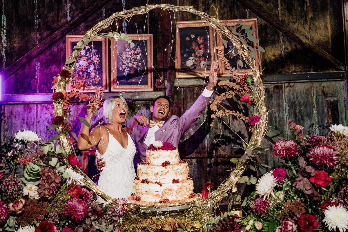 Matrimonio boho-chic da favola nel Monferrato. Fotografo matrimonio Monferrato. Matrimonio a Molare. Agriturismo "A Modo Mio" Ricevimento. Taglio torta. Torta e allestimento floreale.