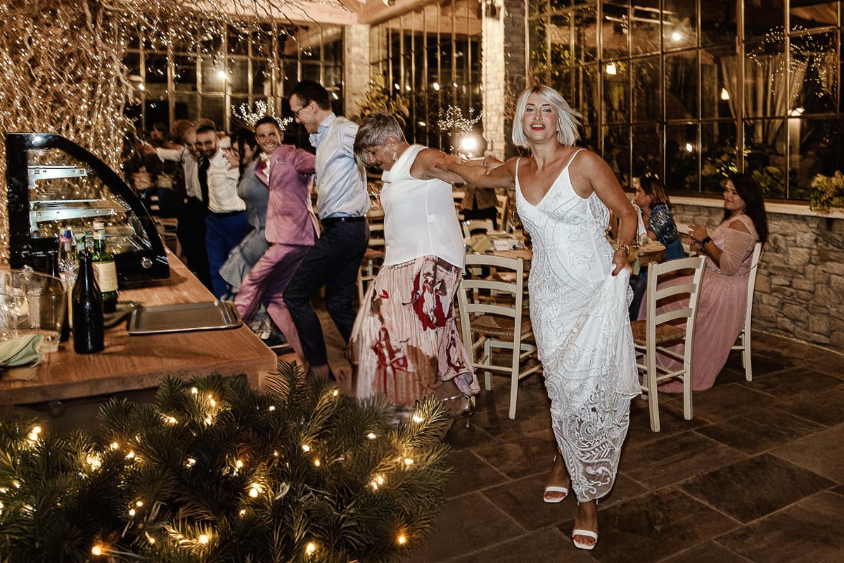 Matrimonio boho-chic da favola nel Monferrato. Fotografo matrimonio Monferrato. Matrimonio a Molare. Agriturismo "A Modo Mio" Ricevimento. Balli. Sirtaki di gruppo.