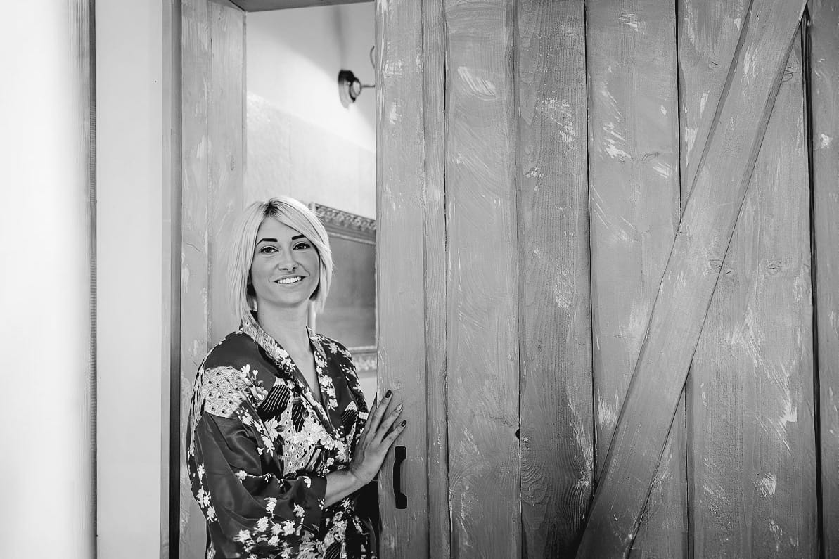 Matrimonio boho-chic da favola nel Monferrato. Matrimonio a Molare. Agriturismo "A Modo Mio". Preparazione della sposa.La sposa esce dal bagno.