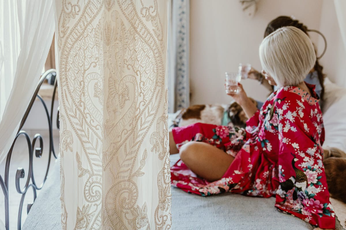 Matrimonio boho-chic da favola nel Monferrato. Matrimonio a Molare. Agriturismo "A Modo Mio". Preparazione della sposa. La sposa beve l'acqua con la testimone