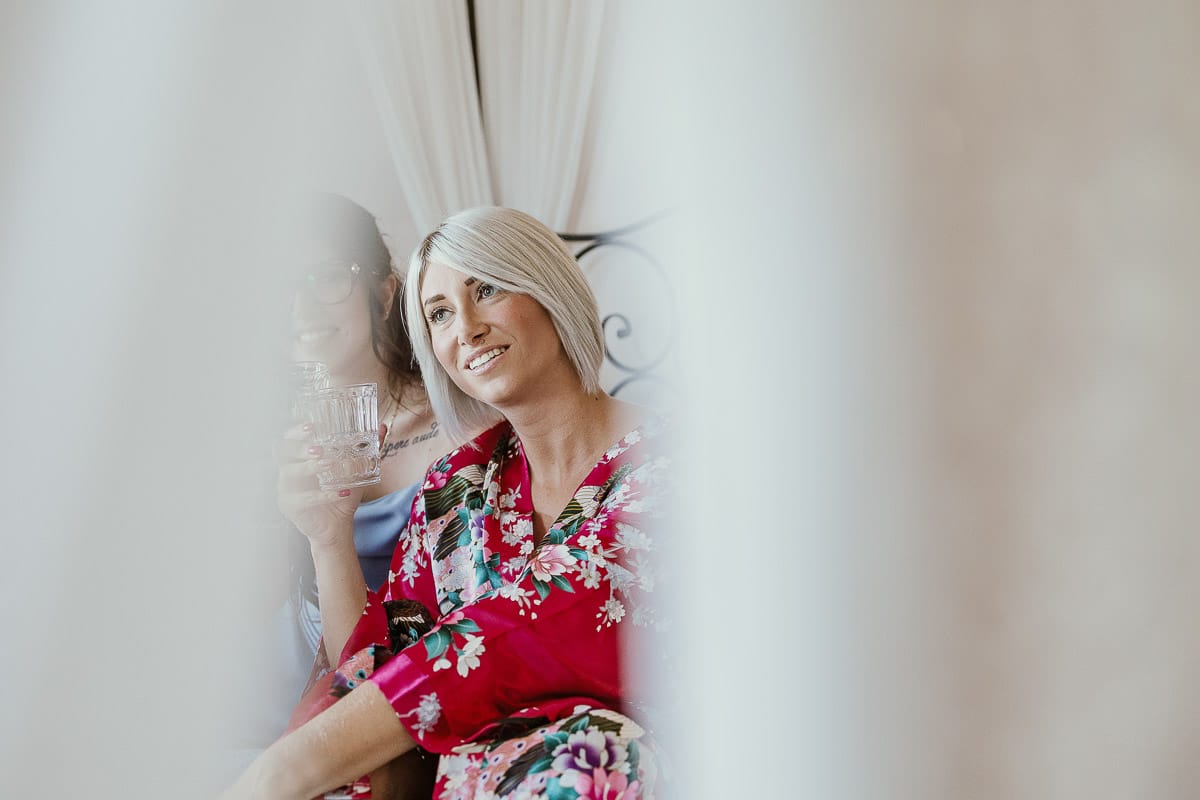 Matrimonio boho-chic da favola nel Monferrato. Matrimonio a Molare. Agriturismo "A Modo Mio". Preparazione della sposa.Sposa ripresa tra i tendaggi