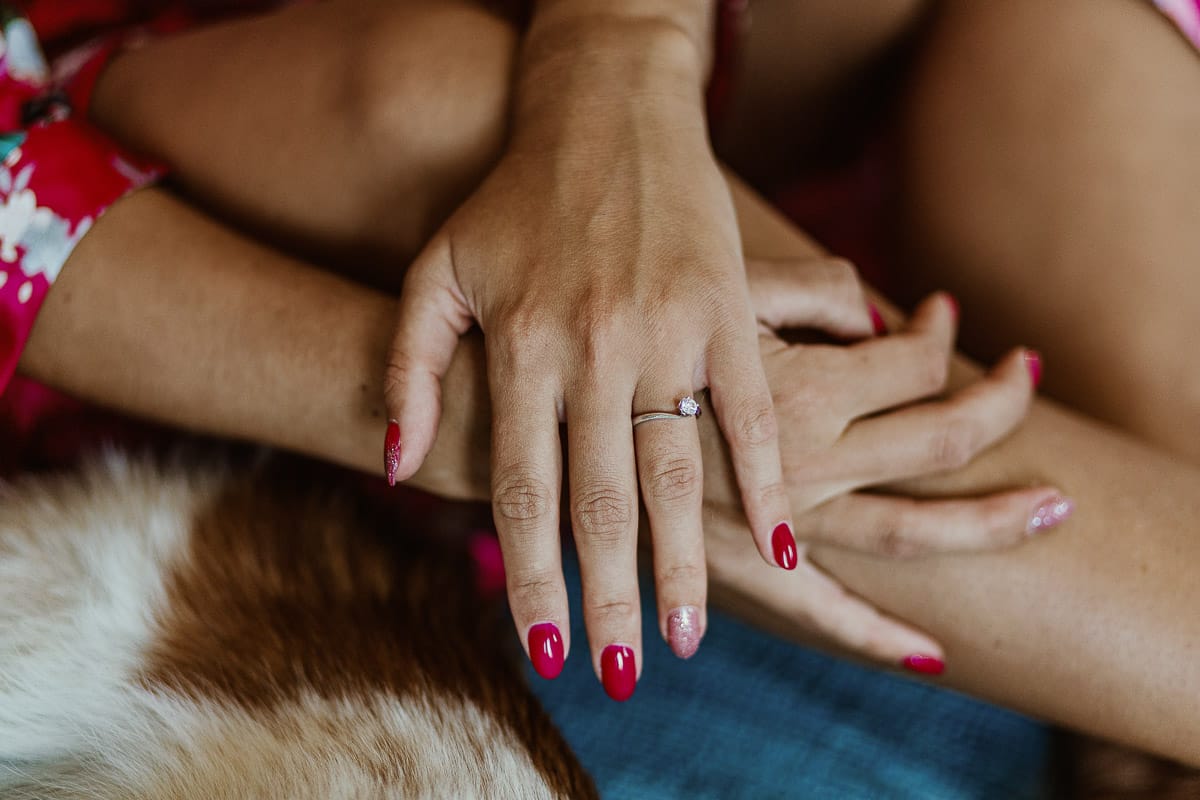Matrimonio boho-chic da favola nel Monferrato. Matrimonio a Molare. Agriturismo "A Modo Mio". Preparazione della sposa. Dettaglio sulle mani della sposa. Anello di fidanzamento.