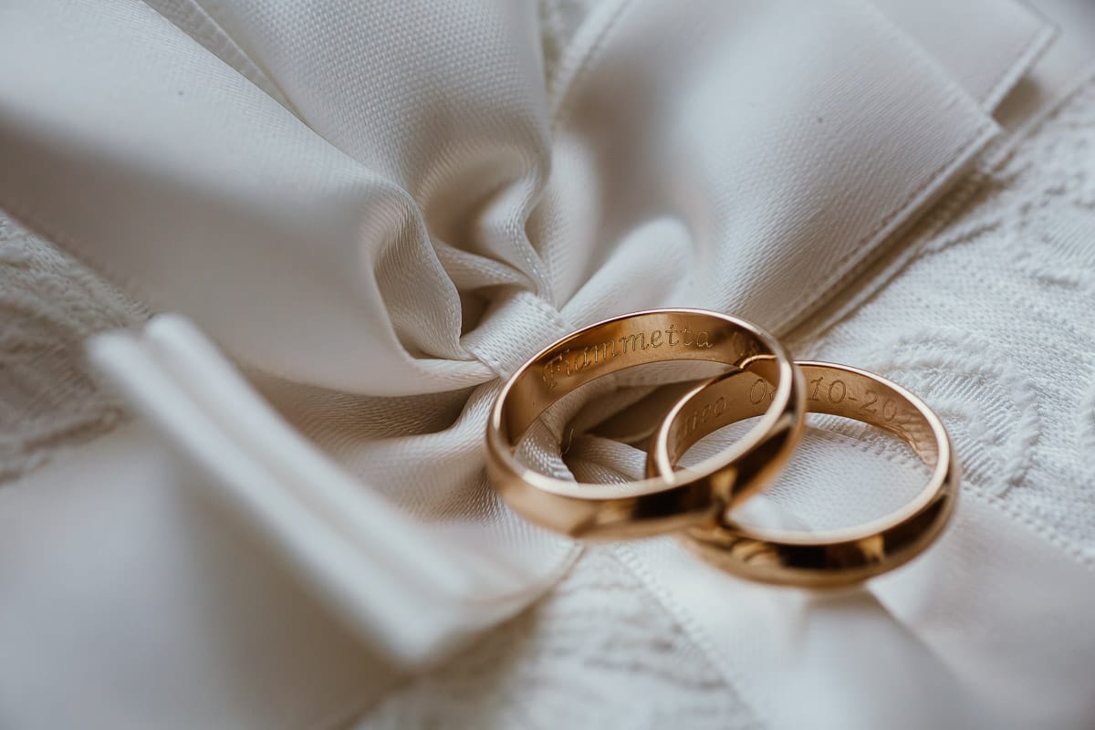 Matrimonio boho-chic da favola nel Monferrato. Matrimonio a Molare. Agriturismo "A Modo Mio". Preparazione della sposa. Dettaglio degli anelli.