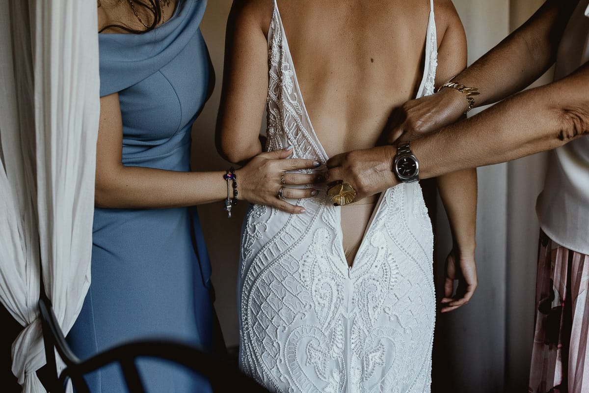 Matrimonio boho-chic da favola nel Monferrato. Matrimonio a Molare. Agriturismo "A Modo Mio". Preparazione della sposa. Vestizione.