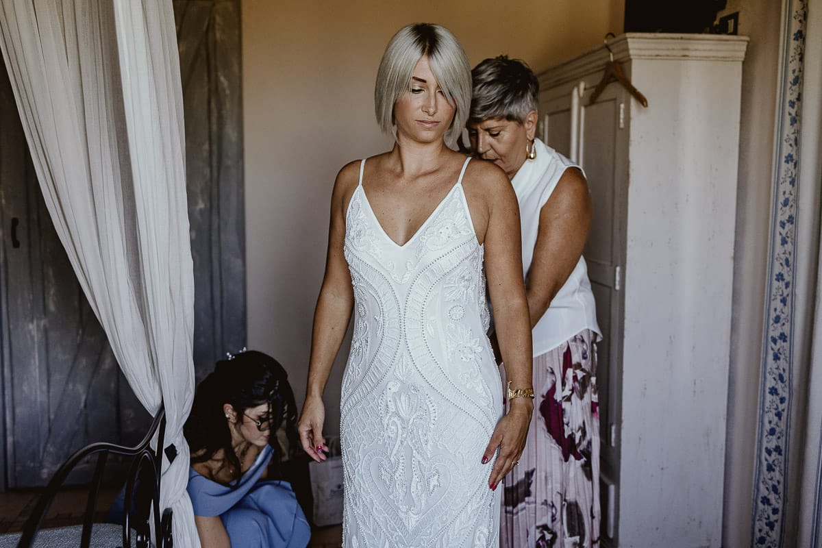 Matrimonio boho-chic da favola nel Monferrato. Matrimonio a Molare. Agriturismo "A Modo Mio". Preparazione della sposa. Vestizione.