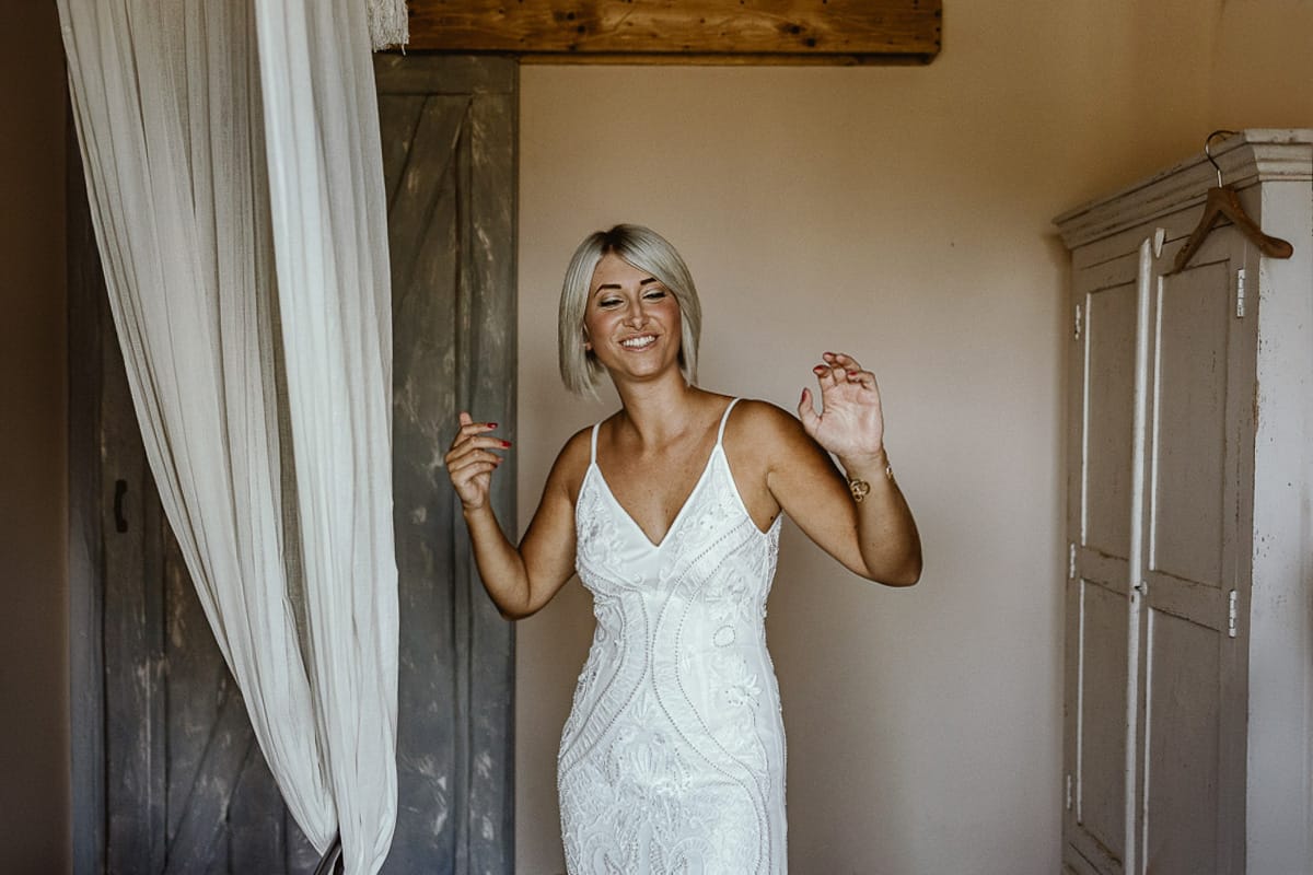 Matrimonio boho-chic da favola nel Monferrato. Matrimonio a Molare. Agriturismo "A Modo Mio". Preparazione della sposa. Ritratto della sposa.
