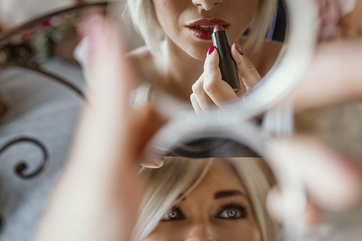 Matrimonio boho-chic da favola nel Monferrato. Matrimonio a Molare. Agriturismo "A Modo Mio". Preparazione della sposa. Sposa si mette il rossetto.