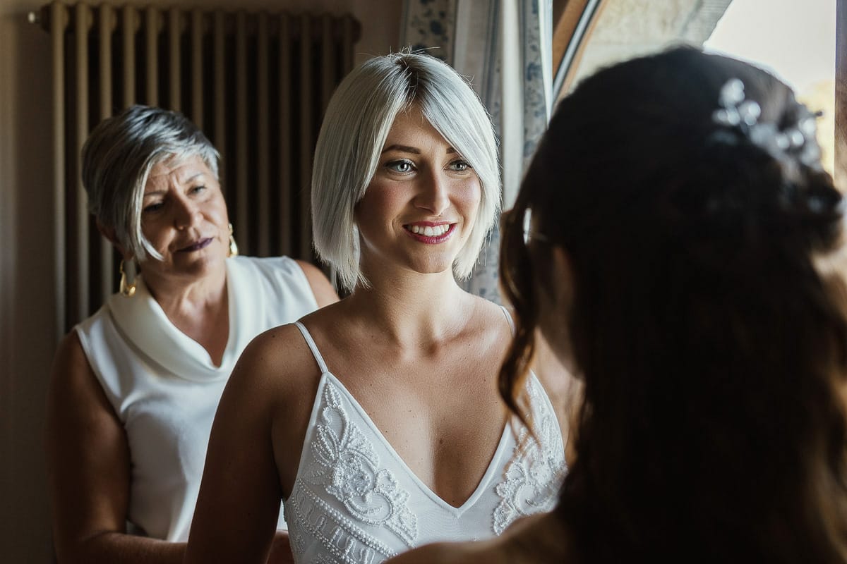 Matrimonio boho-chic da favola nel Monferrato. Matrimonio a Molare. Agriturismo "A Modo Mio". Preparazione della sposa. Sposa con mamma e testimone