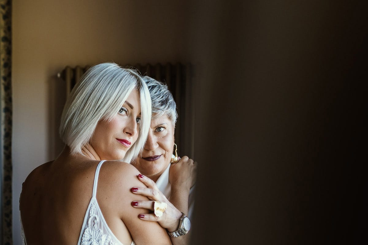 Matrimonio boho-chic da favola nel Monferrato. Matrimonio a Molare. Agriturismo "A Modo Mio". Preparazione della sposa. Sposa e mamma abbracciate.