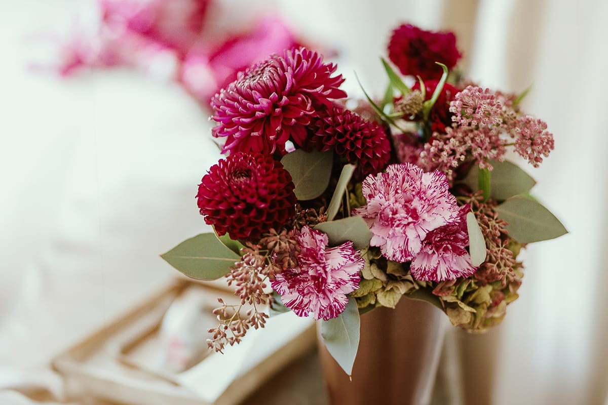 Matrimonio boho-chic da favola nel Monferrato. Matrimonio a Molare. Agriturismo "A Modo Mio". Preparazione della sposa. Bouquet