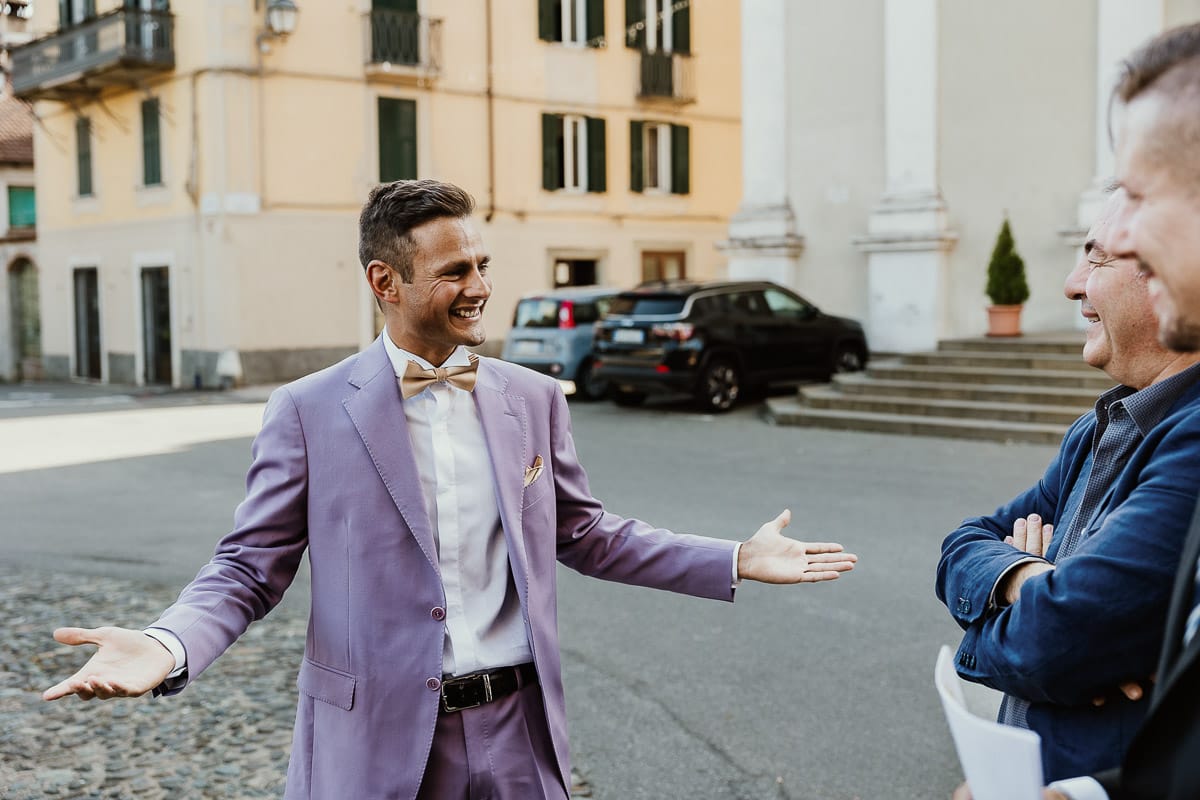 Matrimonio boho-chic da favola nel Monferrato. Fotografo matrimonio Monferrato. matrimonio a Molare (AL). cerimonia civile nel comune di Molare. Sposo saluta gli invitati.