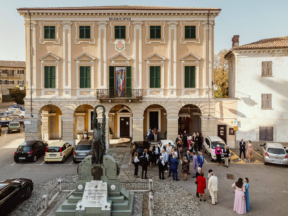 Matrimonio boho-chic da favola nel Monferrato. Fotografo matrimonio Monferrato. matrimonio a Molare (AL). cerimonia civile nel comune di Molare. Esterno. foto da drone.