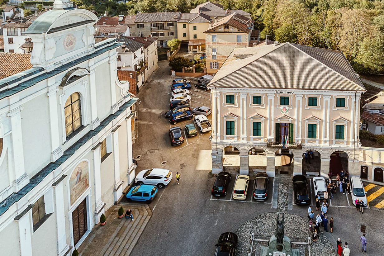 Matrimonio boho-chic da favola nel Monferrato. Fotografo matrimonio Monferrato. matrimonio a Molare (AL). cerimonia civile nel comune di Molare. Esterno. foto da drone.