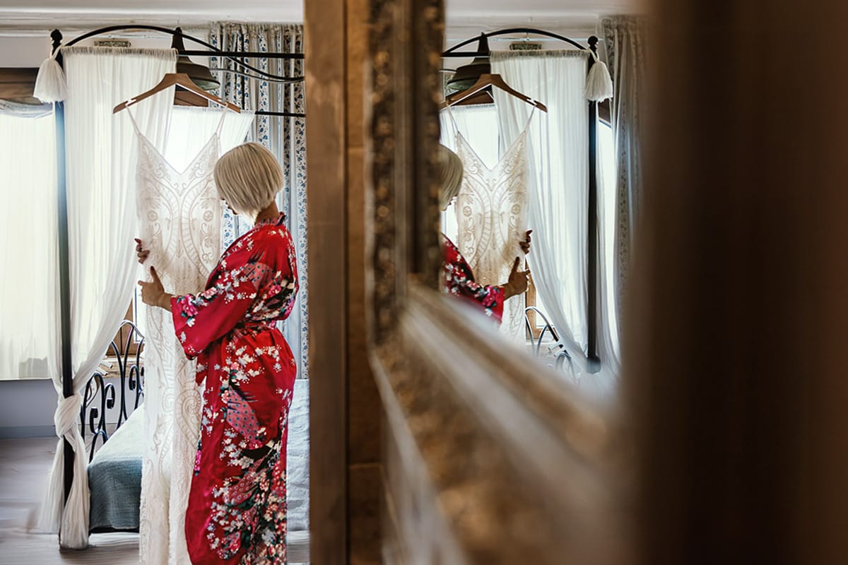 Matrimonio boho-chic da favola nel Monferrato. Matrimonio a Molare. Agriturismo "A Modo Mio". Preparazione della sposa.Sposa stringe il suo abito.