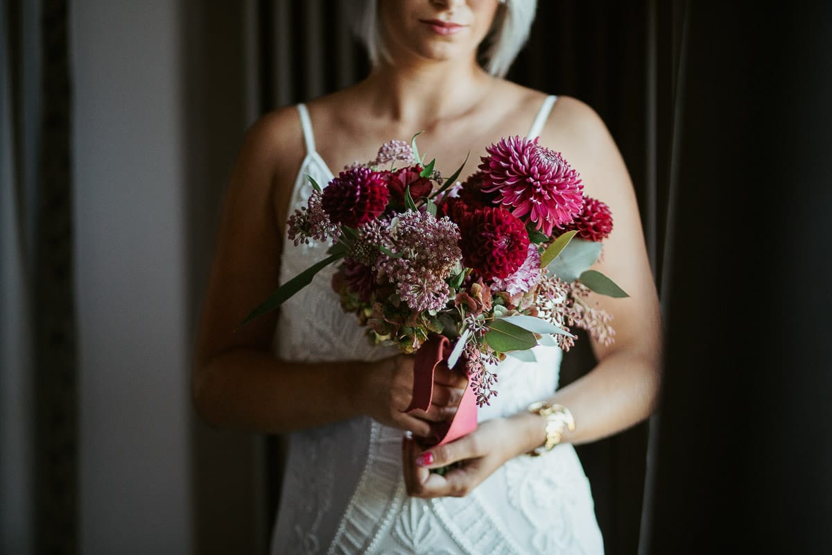 Matrimonio boho-chic da favola nel Monferrato. Matrimonio a Molare. Agriturismo "A Modo Mio". Preparazione della sposa. Sposa con il bouquet color borgogna