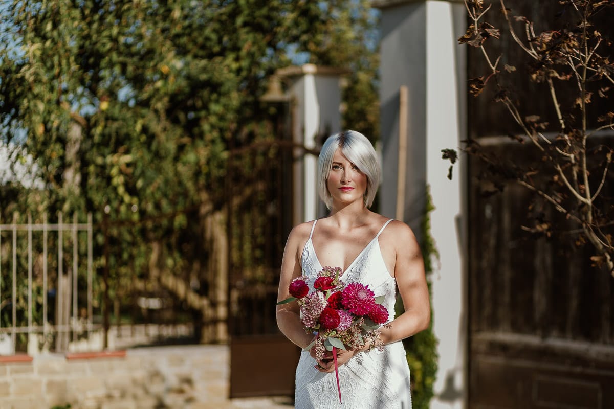 Matrimonio boho-chic da favola nel Monferrato. Matrimonio a Molare. Agriturismo "A Modo Mio". Preparazione della sposa. Ritratto della sposa in giardino.