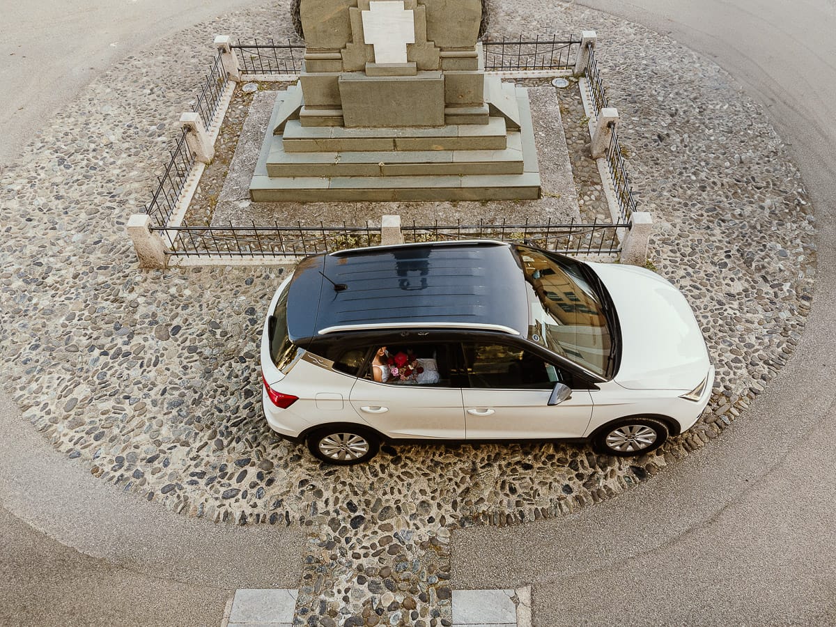 Matrimonio boho-chic da favola nel Monferrato. Fotografo matrimonio Monferrato. matrimonio a Molare (AL). cerimonia civile nel comune di Molare. sposa in auto. Foto dal drone.