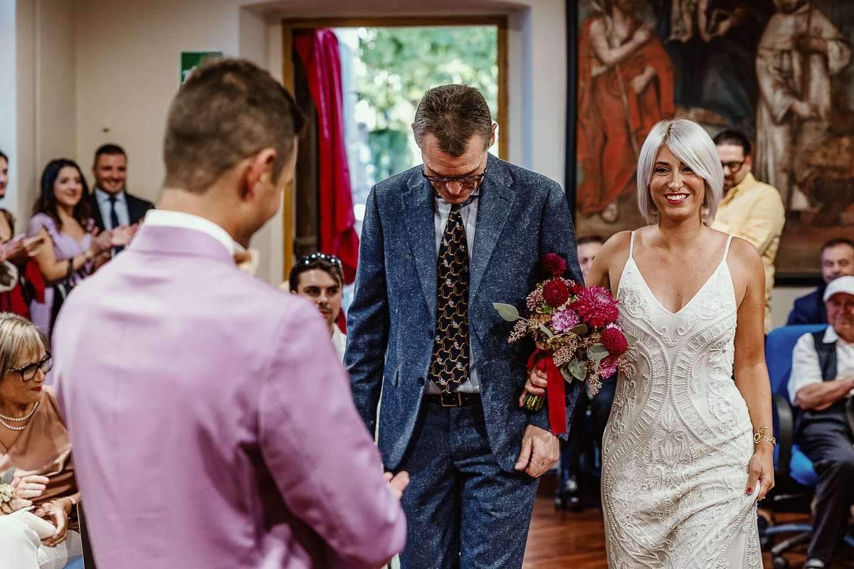Matrimonio boho-chic da favola nel Monferrato. Fotografo matrimonio Monferrato. matrimonio a Molare (AL). cerimonia civile nel comune di Molare. Entrata della sposa col patrigno