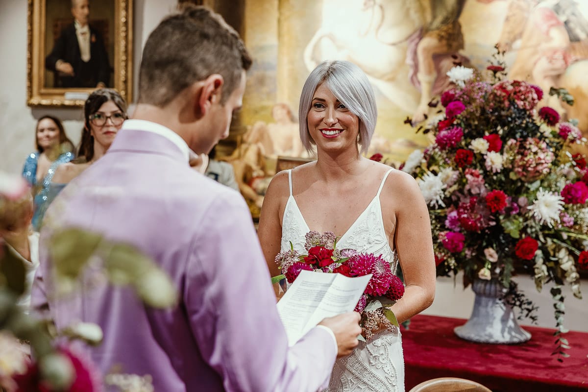 Matrimonio boho-chic da favola nel Monferrato. Fotografo matrimonio Monferrato. matrimonio a Molare (AL). cerimonia civile nel comune di Molare. Sposo legge le promesse