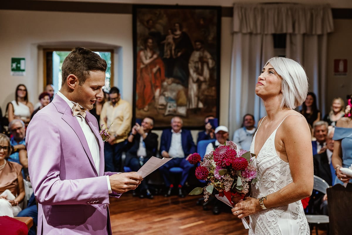 Matrimonio boho-chic da favola nel Monferrato. Fotografo matrimonio Monferrato. matrimonio a Molare (AL). cerimonia civile nel comune di Molare. Sposo legge le promesse. sposa emozionata.