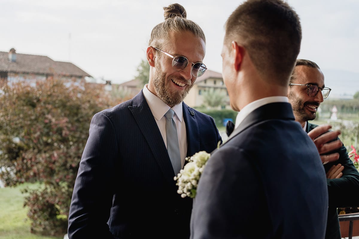 Fotografo matrimonio Torino | Tenuta La Michelina | Pinerolo. Preparazione dello sposo. Sposo parla con un amico.