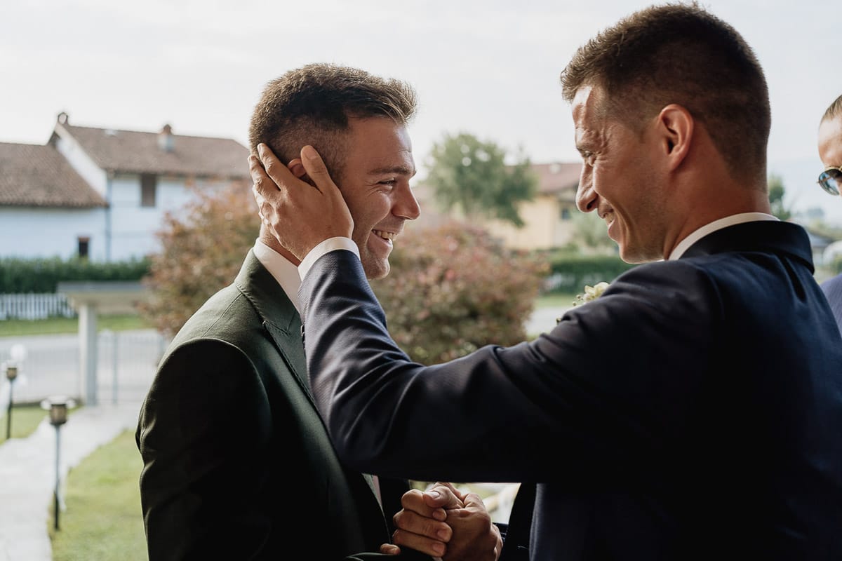 Fotografo matrimonio Torino | Tenuta La Michelina | Pinerolo. Preparazione dello sposo. Sposo accarezza un amico.