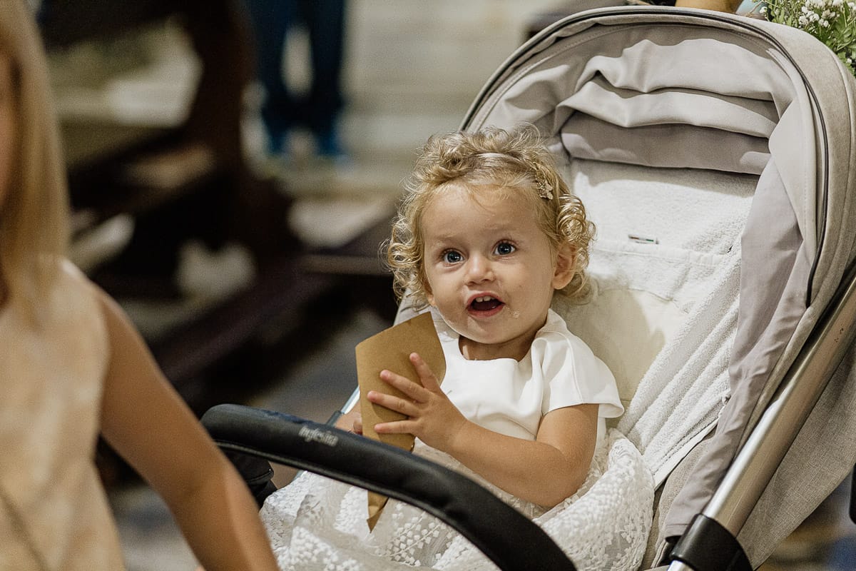 Fotografo matrimonio Torino | Tenuta La Michelina | Pinerolo. Cerimonia religiosa nella chiesa di Santa Maria Maggiore di Poirino. Bimba nel passeggino.