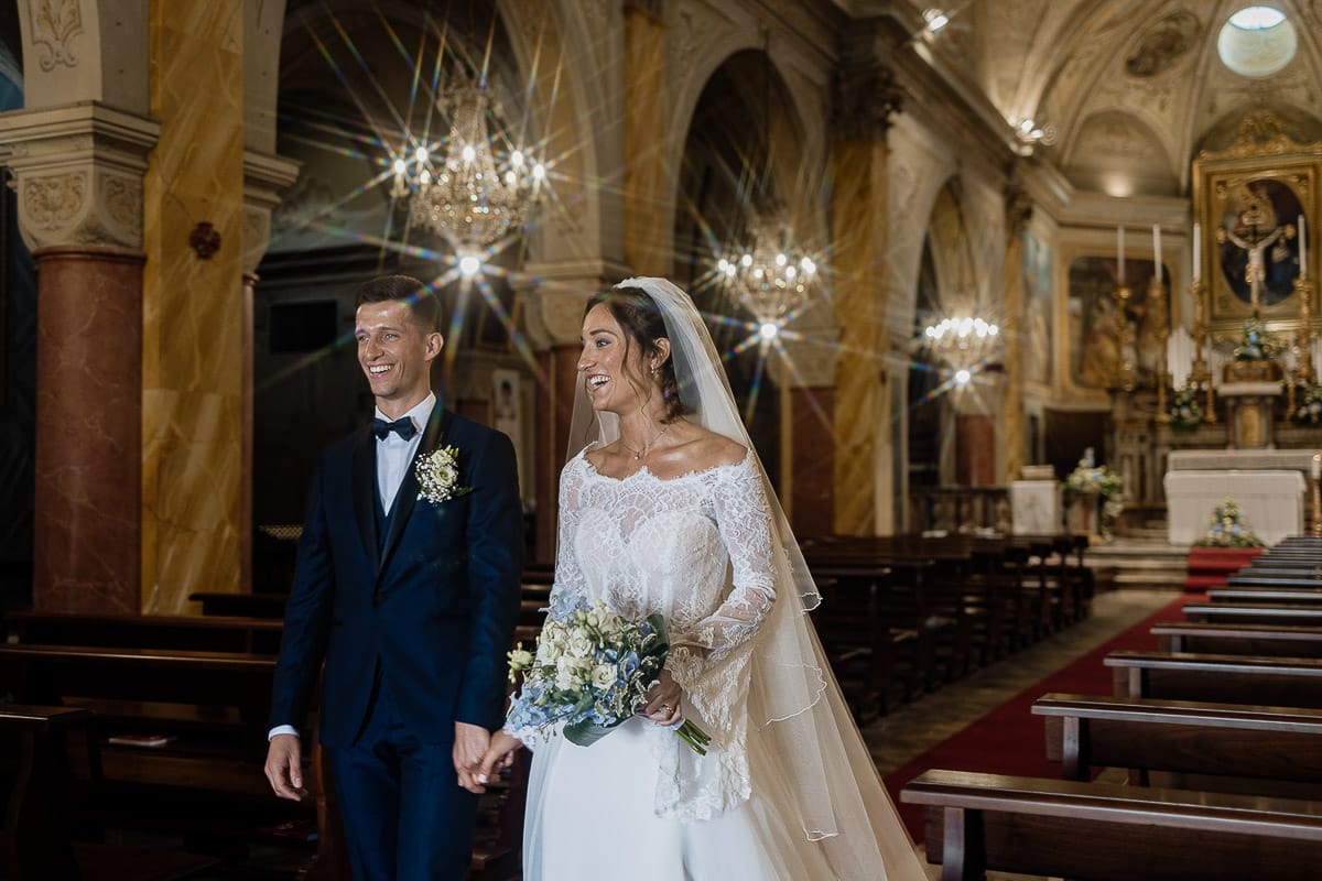 Fotografo matrimonio Torino | Tenuta La Michelina | Pinerolo. Cerimonia religiosa nella chiesa di Santa Maria Maggiore di Poirino. Uscita degli sposi.