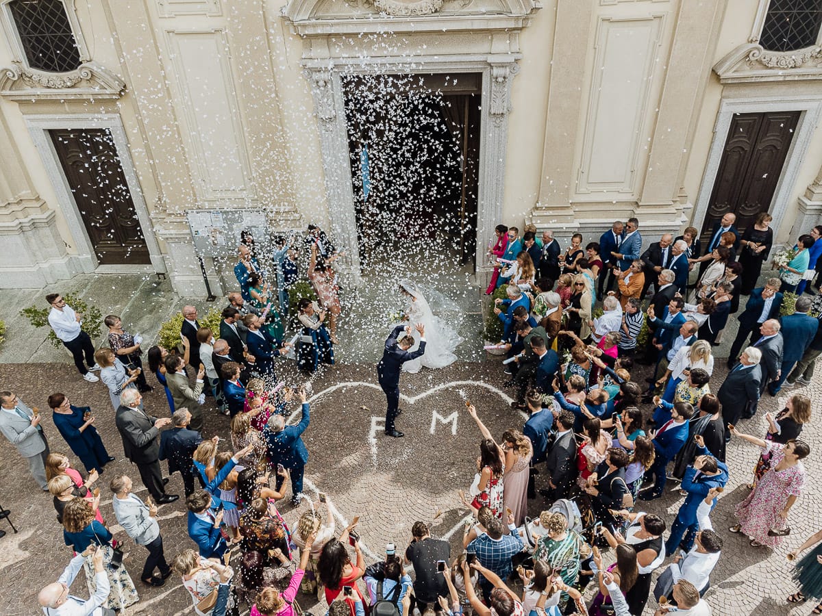 Fotografo matrimonio Torino | Tenuta La Michelina | Pinerolo. Cerimonia religiosa nella chiesa di Santa Maria Maggiore di Poirino. lancio del riso. foto dal drone.