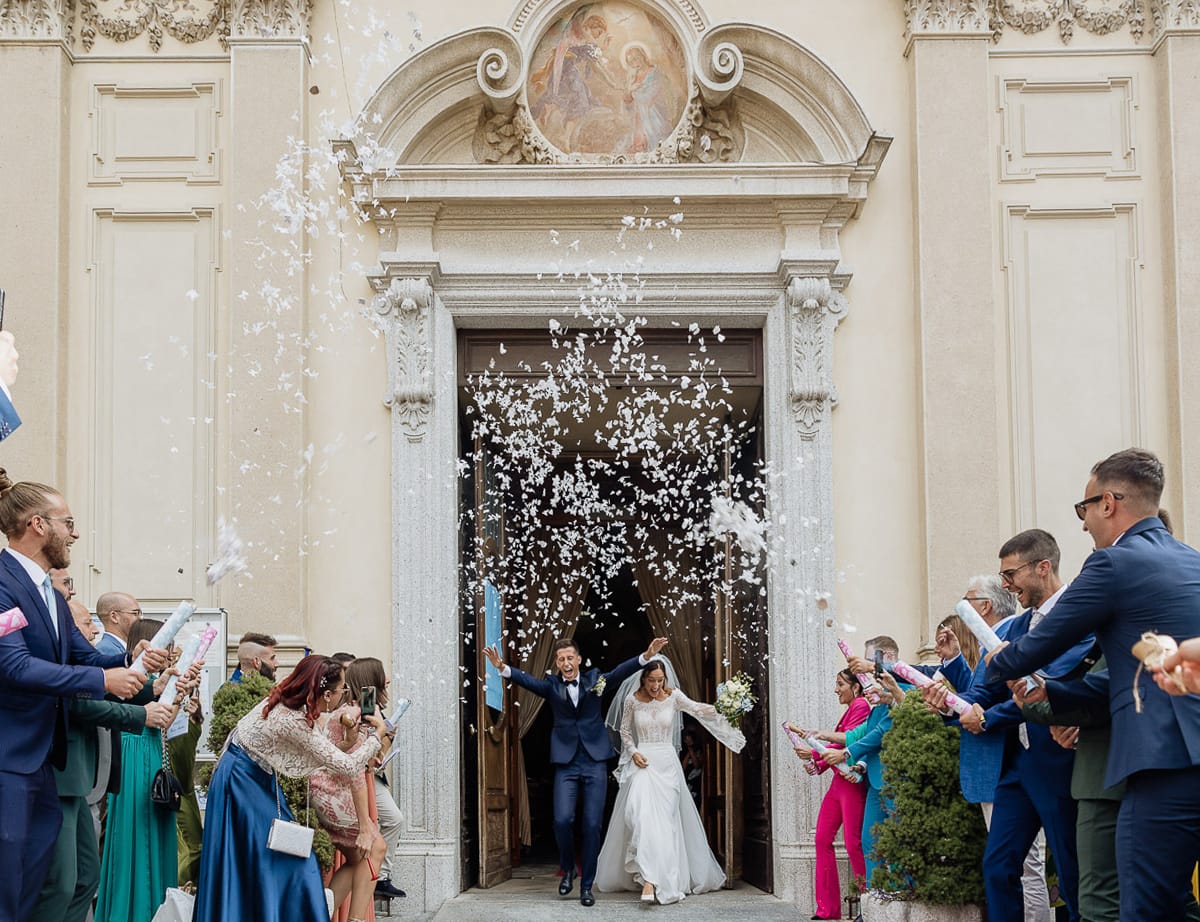 Fotografo matrimonio Torino | Tenuta La Michelina | Pinerolo. Cerimonia religiosa nella chiesa di Santa Maria Maggiore di Poirino. Lancio del riso.