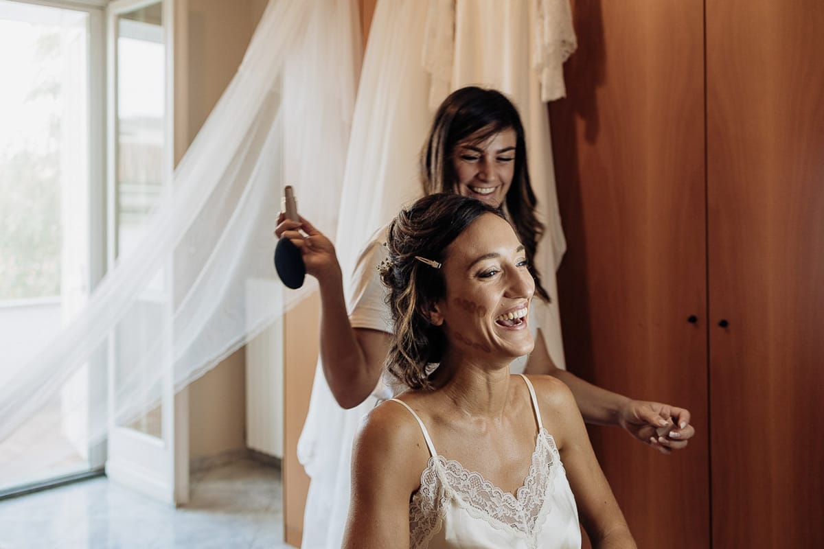 Fotografo matrimonio Torino | Tenuta La Michelina | Pinerolo. Preparazione della sposa. Make-up sposa che ride