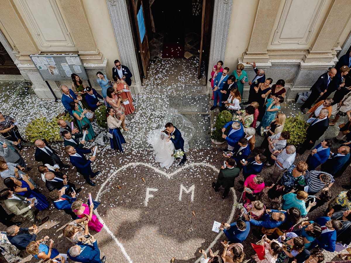 Fotografo matrimonio Torino | Tenuta La Michelina | Pinerolo. Cerimonia religiosa nella chiesa di Santa Maria Maggiore di Poirino. Lancio del riso. bacio. foto dal drone.