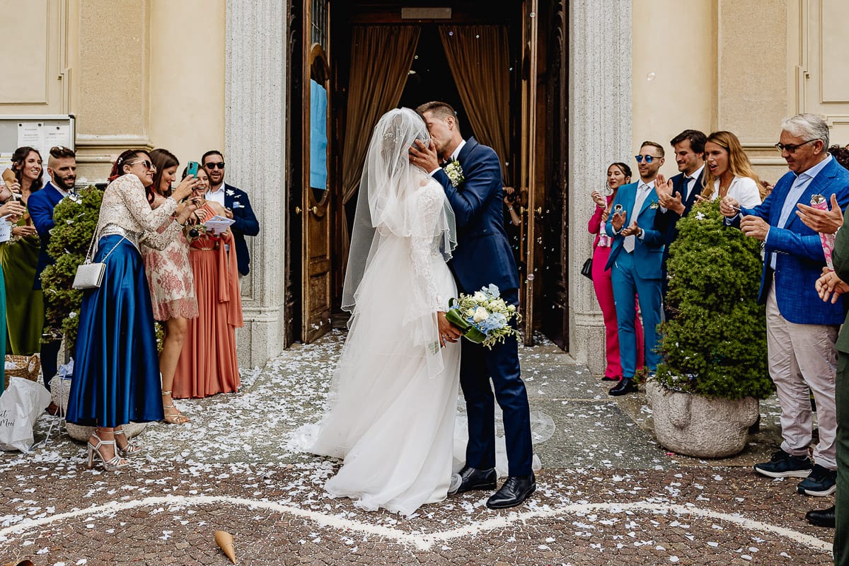 Fotografo matrimonio Torino | Tenuta La Michelina | Pinerolo. Cerimonia religiosa nella chiesa di Santa Maria Maggiore di Poirino. lancio del riso. bacio degli sposi.