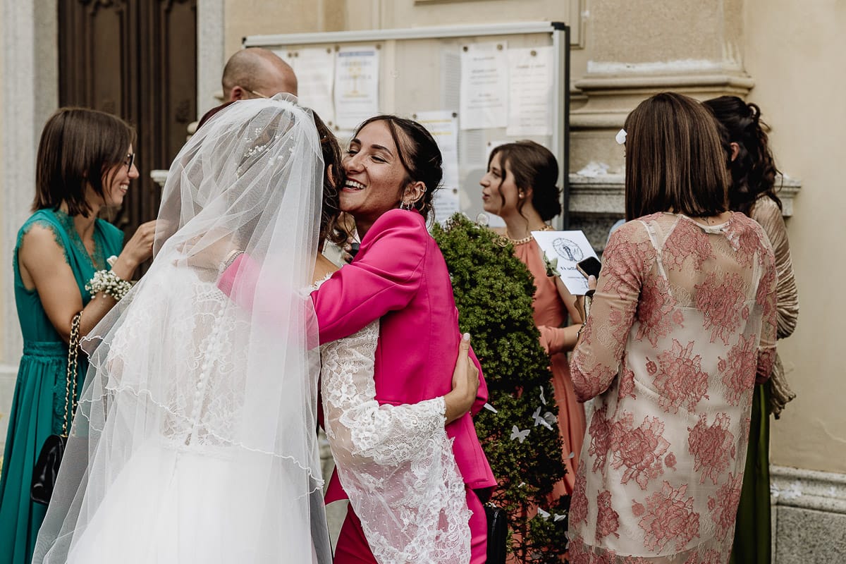 Fotografo matrimonio Torino | Tenuta La Michelina | Pinerolo. Cerimonia religiosa nella chiesa di Santa Maria Maggiore di Poirino. Baci e abbracci.