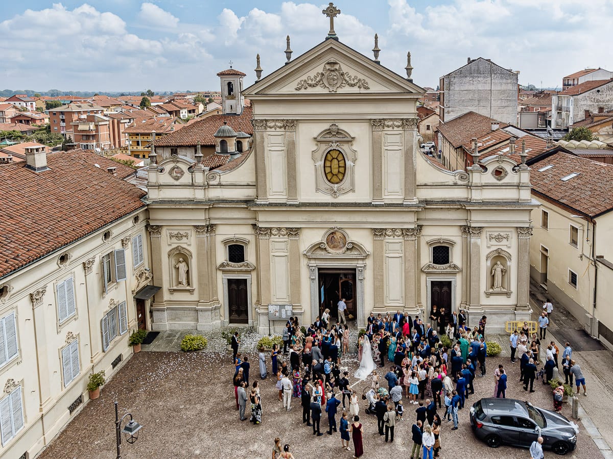 Fotografo matrimonio Torino | Tenuta La Michelina | Pinerolo. Cerimonia religiosa nella chiesa di Santa Maria Maggiore di Poirino. Baci e abbracci. foto aerea dal drone.