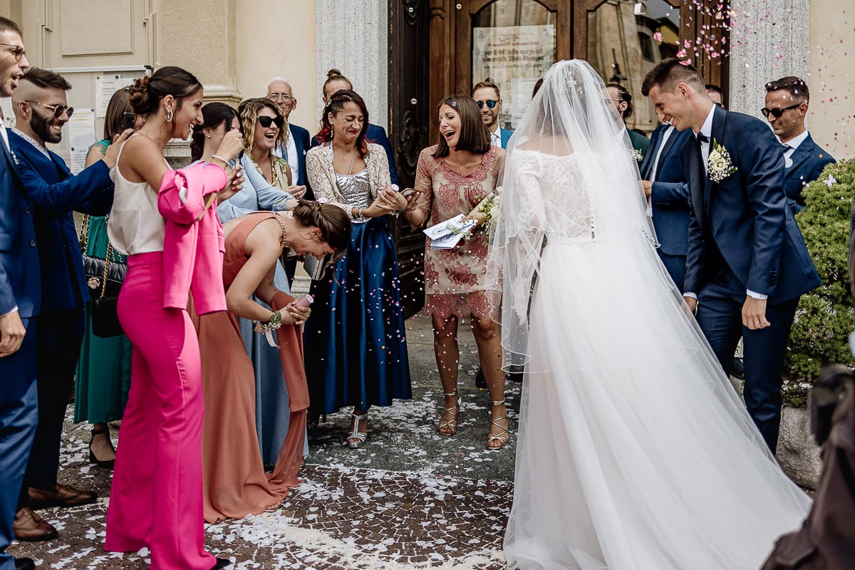 Fotografo matrimonio Torino | Tenuta La Michelina | Pinerolo. Cerimonia religiosa nella chiesa di Santa Maria Maggiore di Poirino. Amici degli sposi.