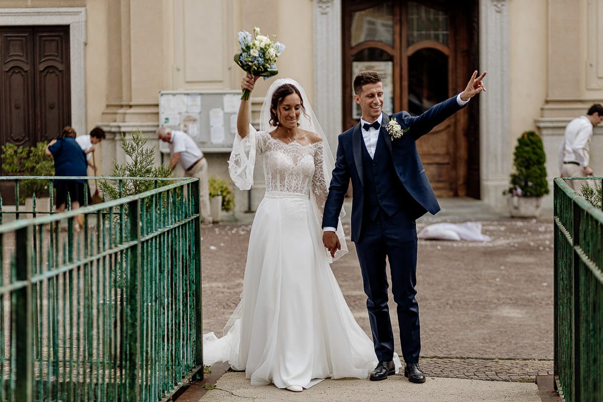 Fotografo matrimonio Torino | Tenuta La Michelina | Pinerolo. Ritratto di coppia degli sposi. Gli sposi salutano.