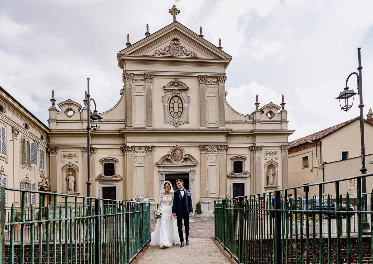 Fotografo matrimonio Torino | Tenuta La Michelina | Pinerolo. Ritratto di coppia degli sposi davanti alla chiesa santa maria maggiore di Poirino.