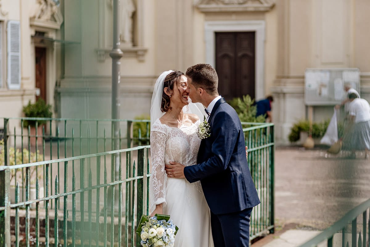 Fotografo matrimonio Torino | Tenuta La Michelina | Pinerolo. Ritratto di coppia degli sposi. sposi si baciano.