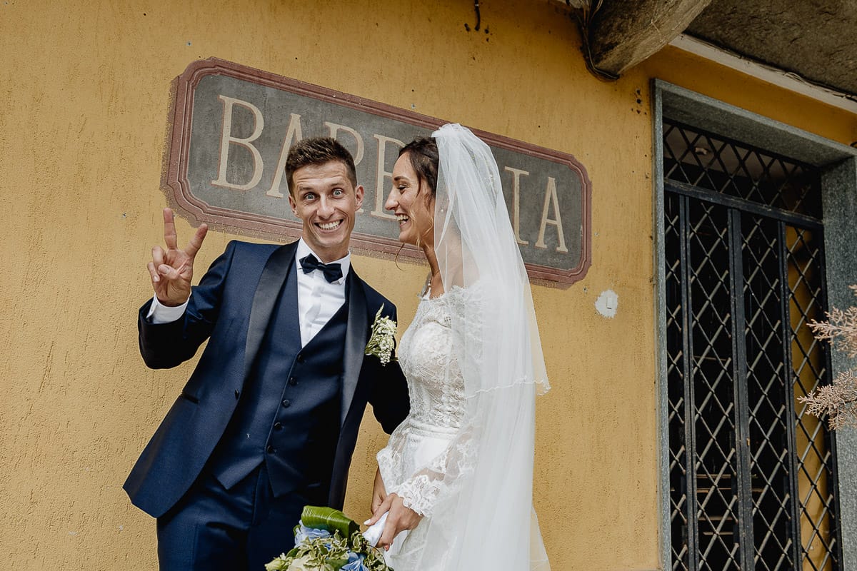 Fotografo matrimonio Torino | Tenuta La Michelina | Pinerolo. Ritratto di coppia degli sposi. Sposo con espressione buffa.