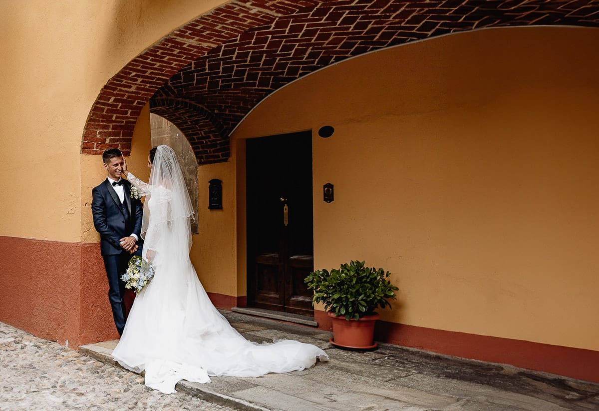 Fotografo matrimonio Torino | Tenuta La Michelina | Pinerolo. Ritratto di coppia degli sposi. Sposi sotto un portico medievale.