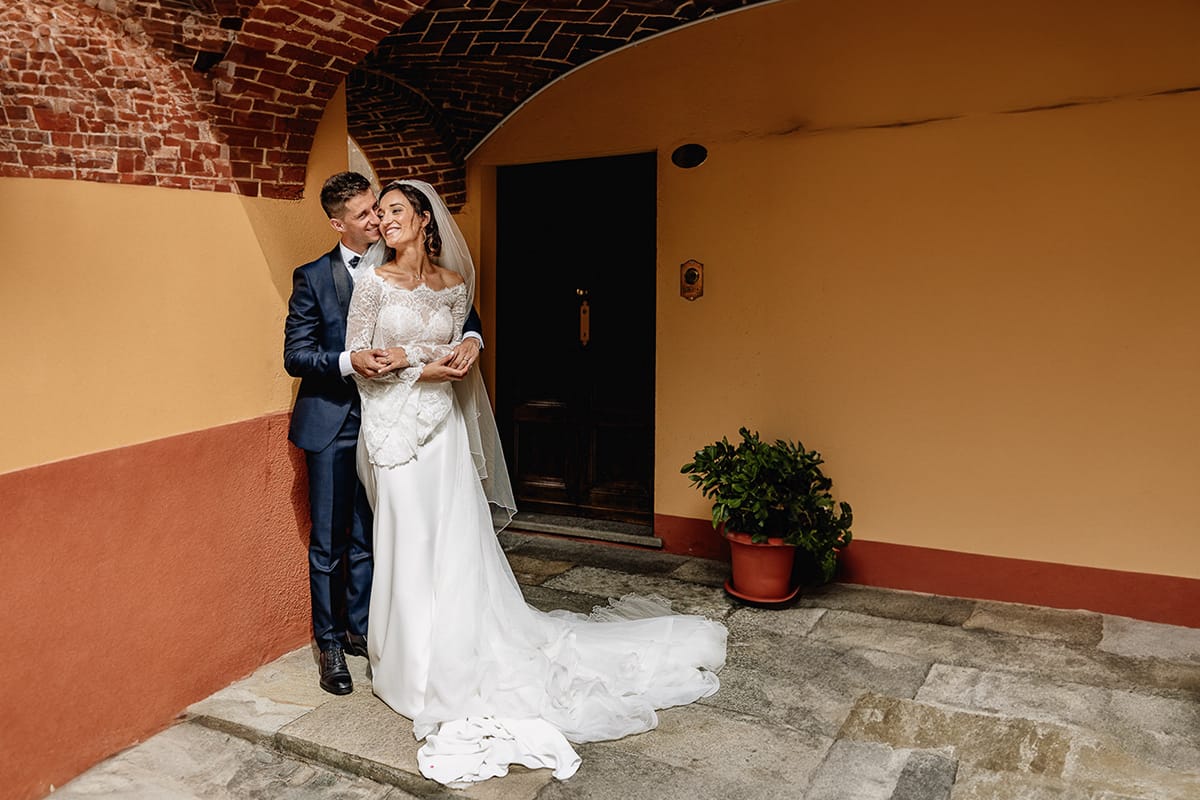 Fotografo matrimonio Torino | Tenuta La Michelina | Pinerolo. Ritratto di coppia degli sposi. Sposi sotto un portico medievale.